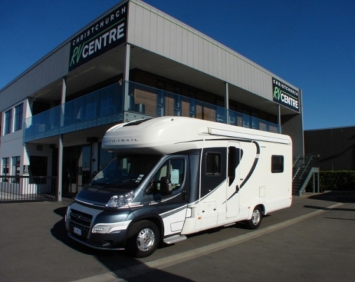 Autotrail - Tracker 764 RB - Walk Around Bed